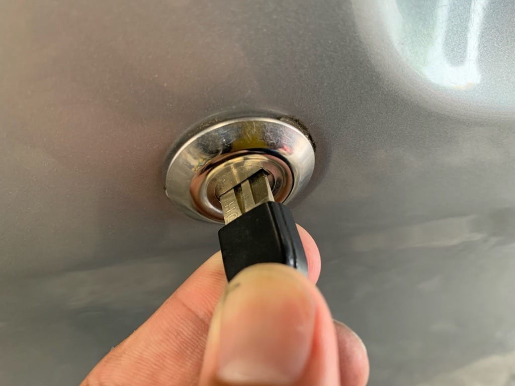 作製したメカニカルキーをドアシリンダーにさしている