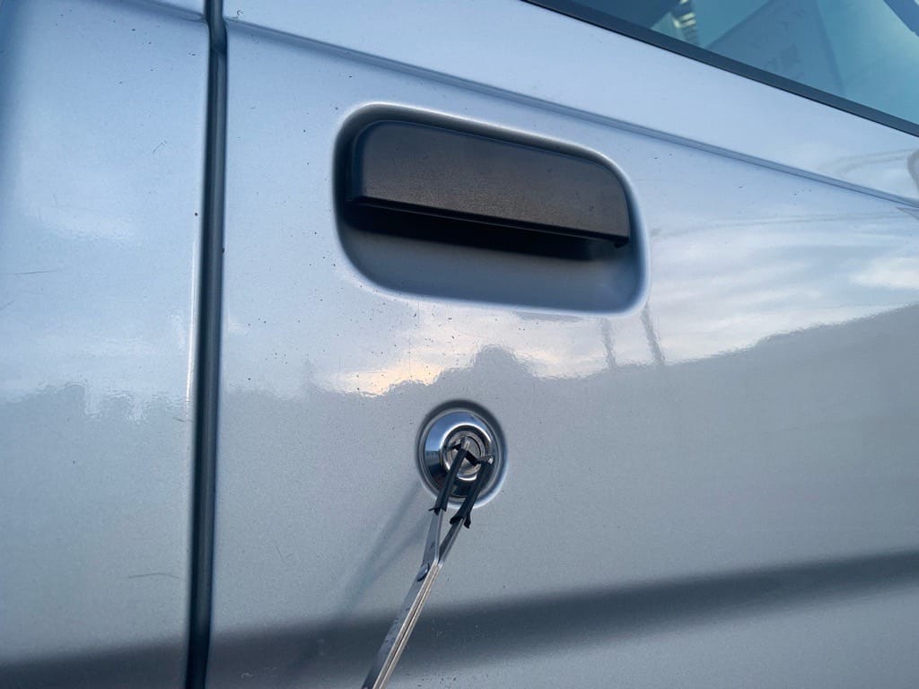 ハイゼットの運転席ドアシリンダーをピッキングする様子