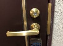 解錠を行うアパートの個人玄関ドア