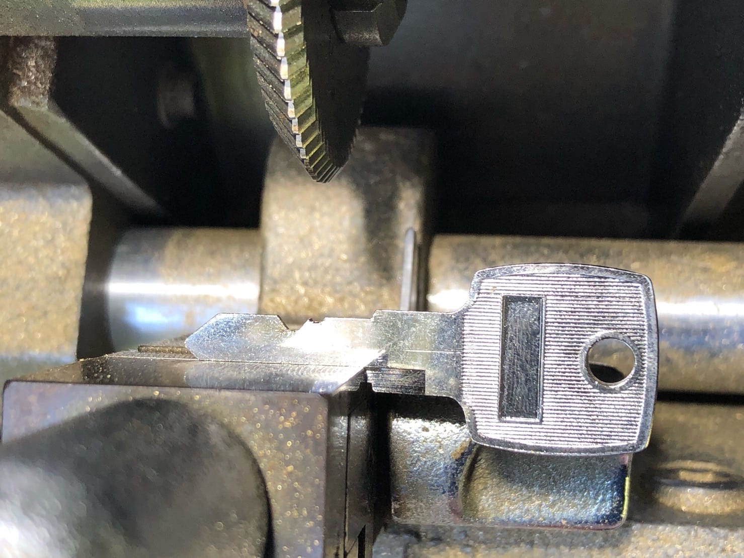 イナバ用の鍵をカットしている様子