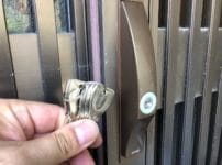 MIWAの召し合わせ錠へ交換完了。錠前の前で付属の鍵を持っている