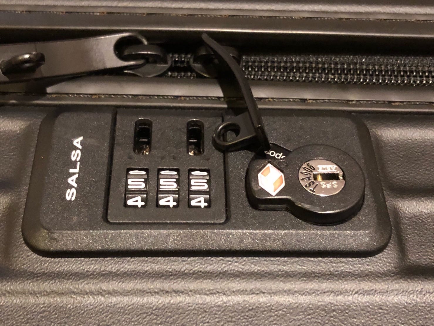 スーツケースの解錠に成功