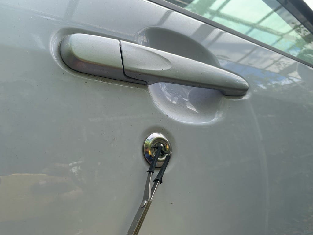 運転席ドアシリンダーをピッキングする様子