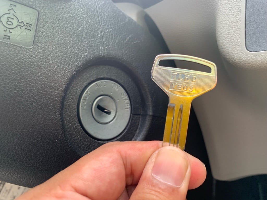 作製したダイハツミラの鉄キーを手に持っている