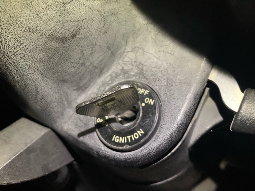 作製したヤマハジョグの鍵をイグニッションシリンダーに挿している