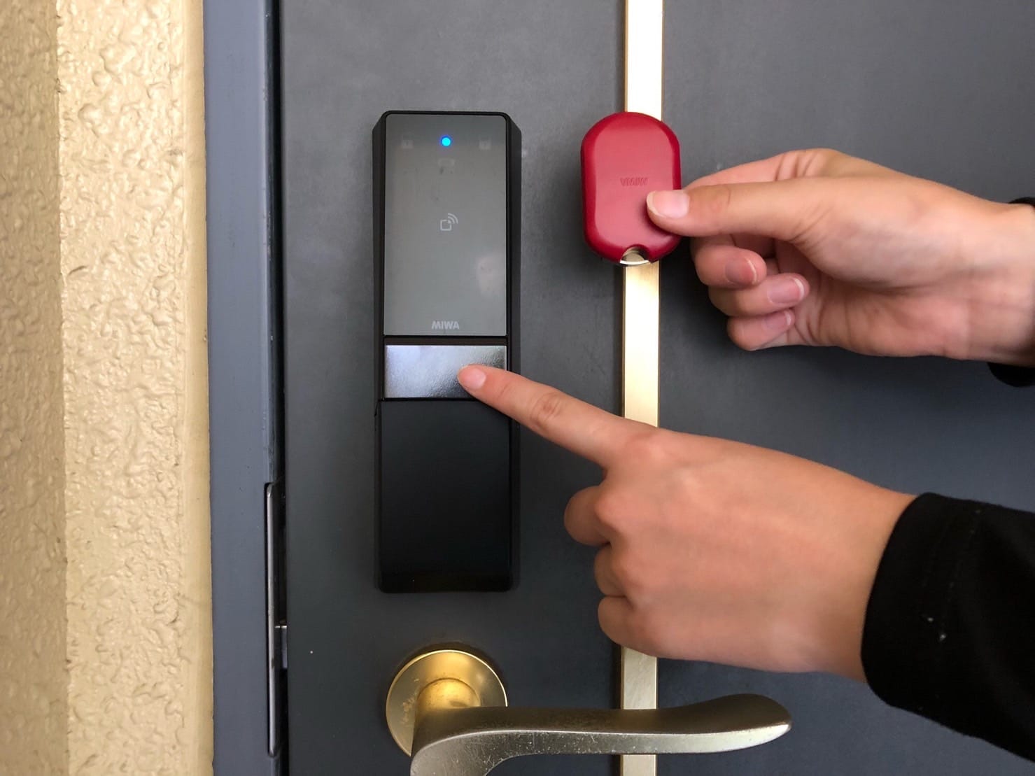 ボタンを押すと解錠できる