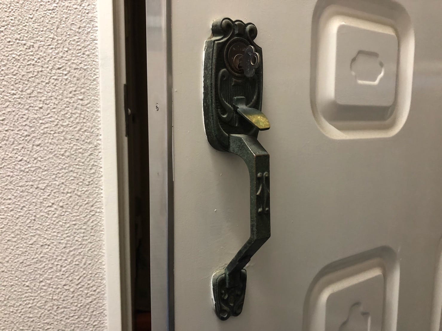 扉にはSHOWAのサムラッチ面付錠がついている