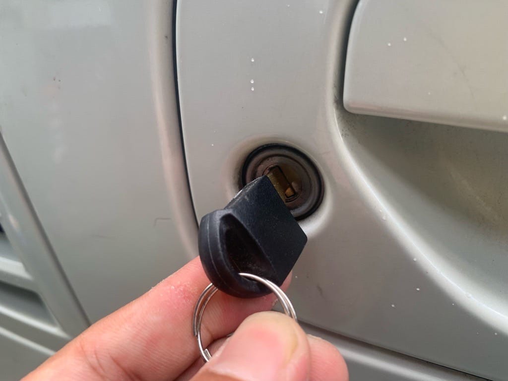 作製した日産キャラバンのメカニカルキーをドアシリンダーに挿している