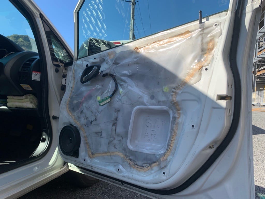 ホンダフィットの運転席ドアの内張りを外した状態