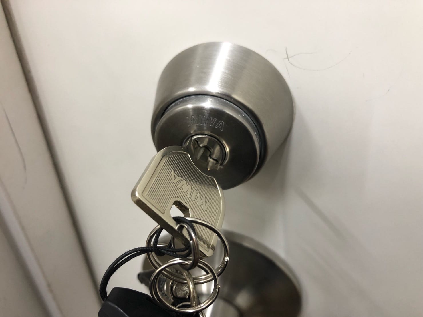 扉のU9シリンダーに鍵がささっている。こちらのシリンダーを修理します