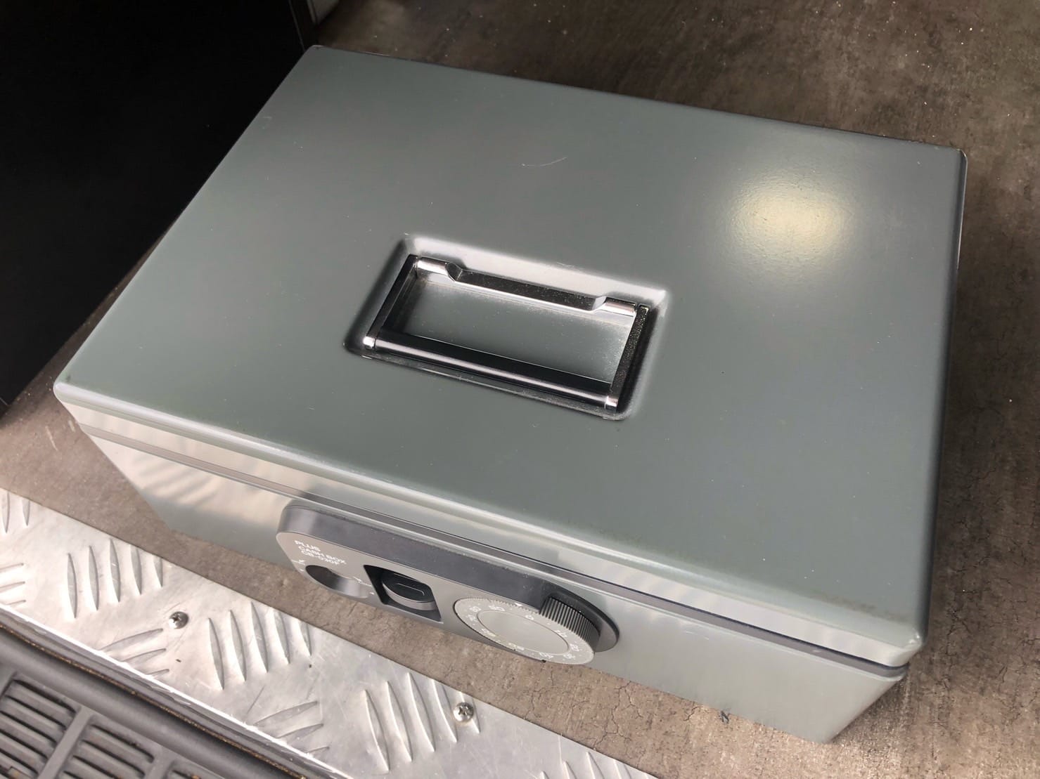 鍵開けのご依頼をいただいた手提げ金庫