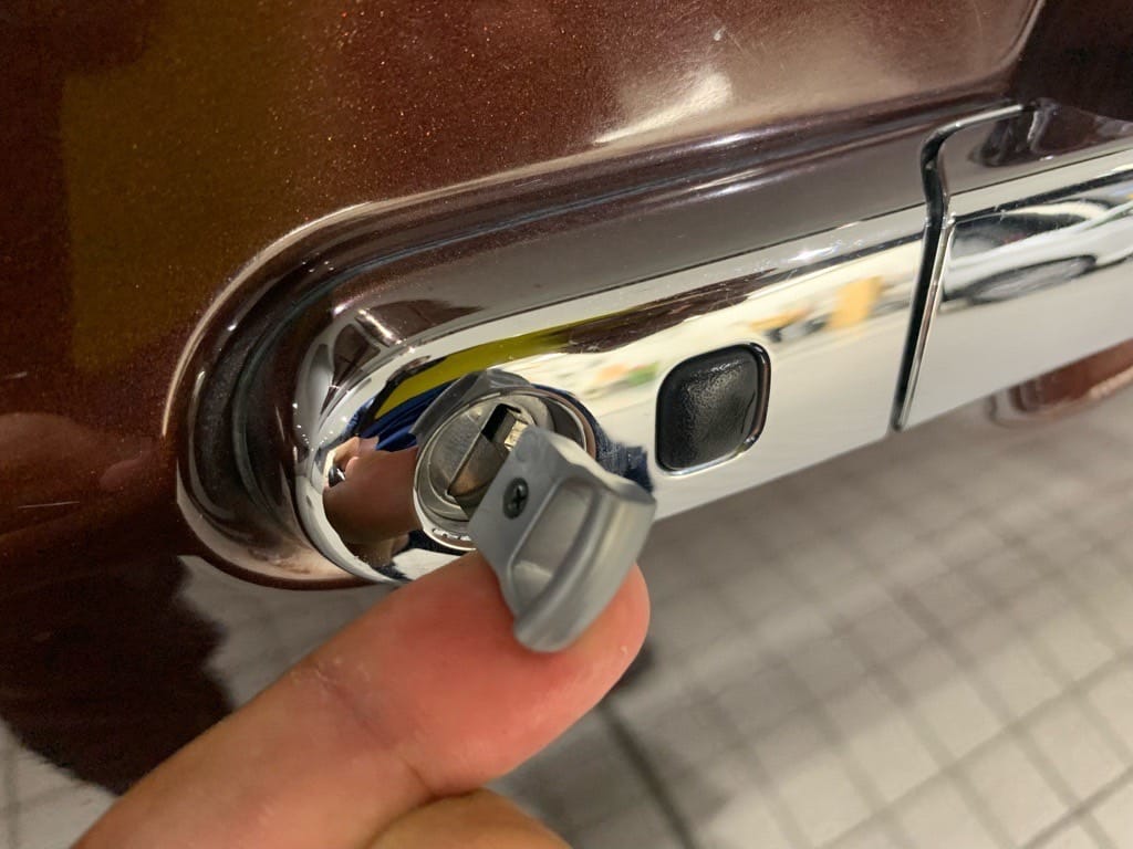 作製したスズキアルトラパンのメカニカルキーをドアシリンダーに挿している