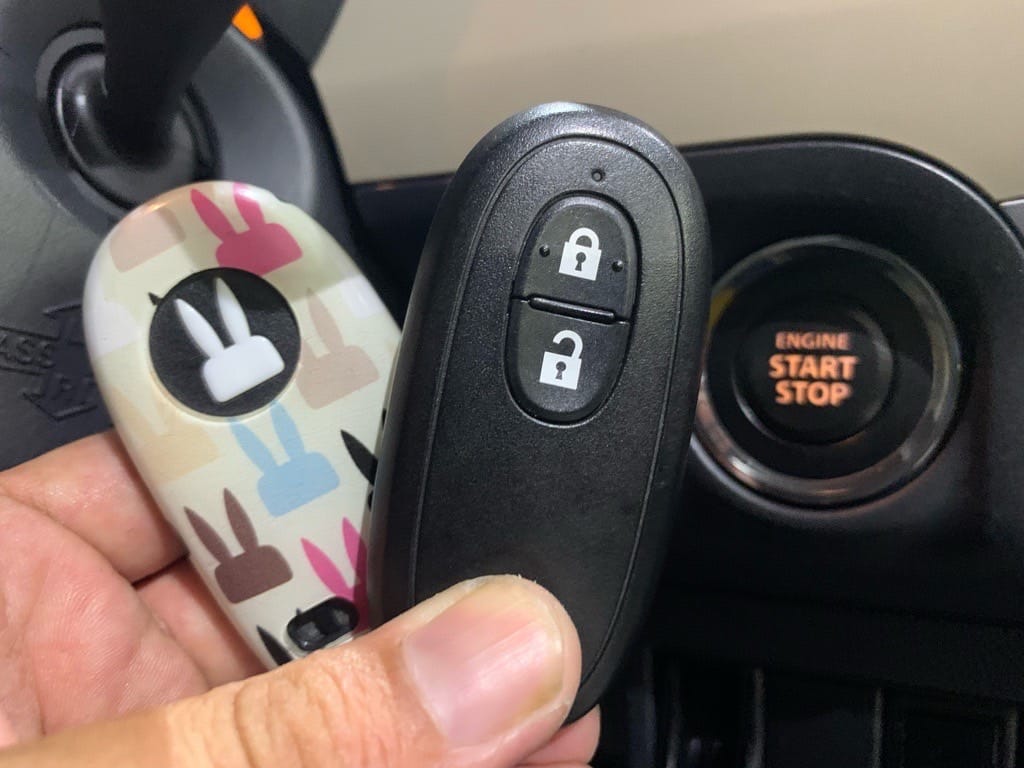 登録が完了したスズキアルトラパンのスマートキーをスタートボタンの前で持っている