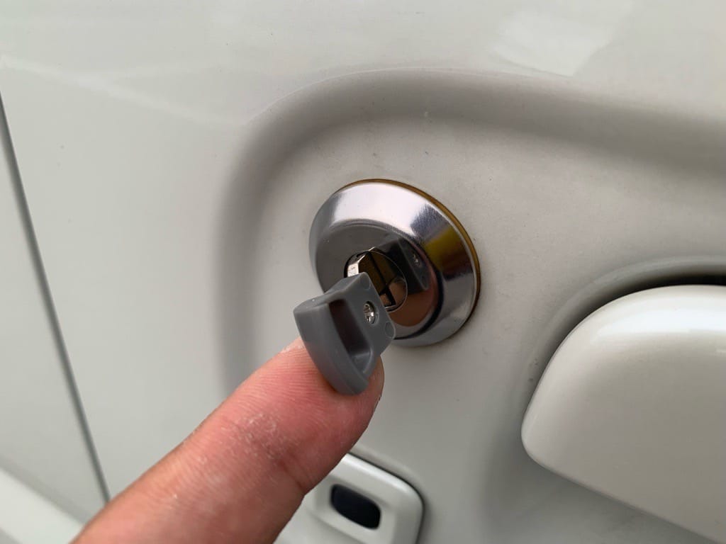 作製したスズキエヴリィワゴンのメカニカルキーをドアシリンダーに挿している