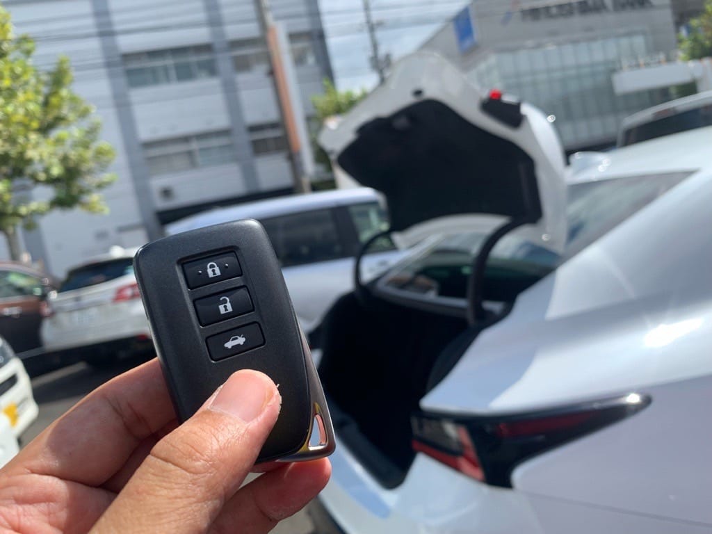 新たに作製したレクサスのスペアキーを手に持っている