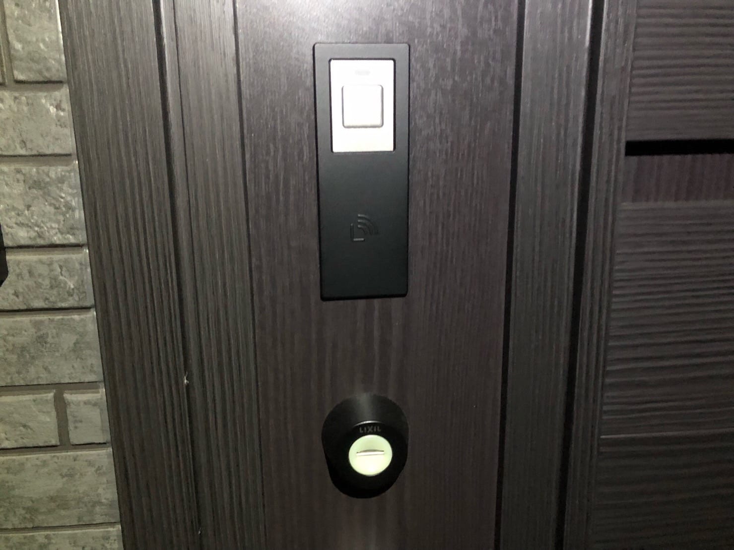 2ロックプッシュプル錠、CAZASの電子キーがついた玄関ドア。こちらを解錠します