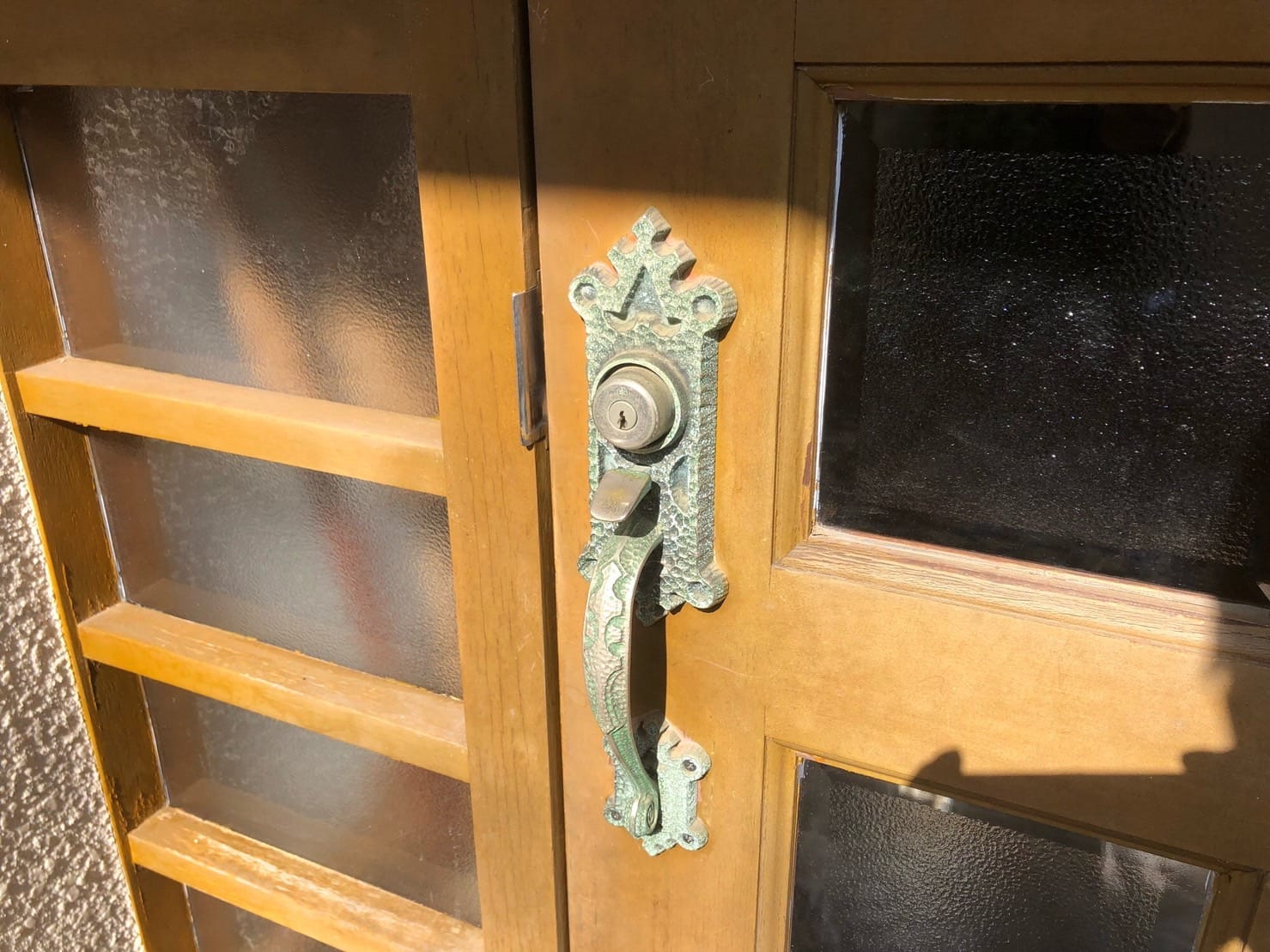 木製玄関ドアにはアルファ社のサムラッチ錠がついている