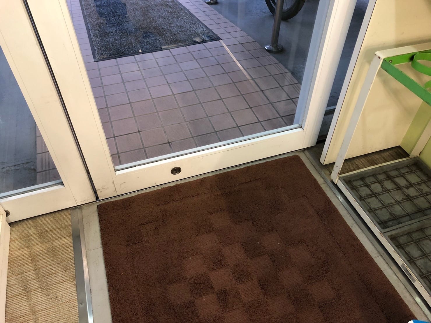 テナントの入り口の自動ドア