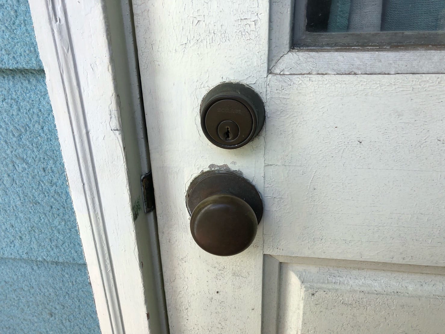 SCHLAGEの本締錠が取り付けられた玄関ドア