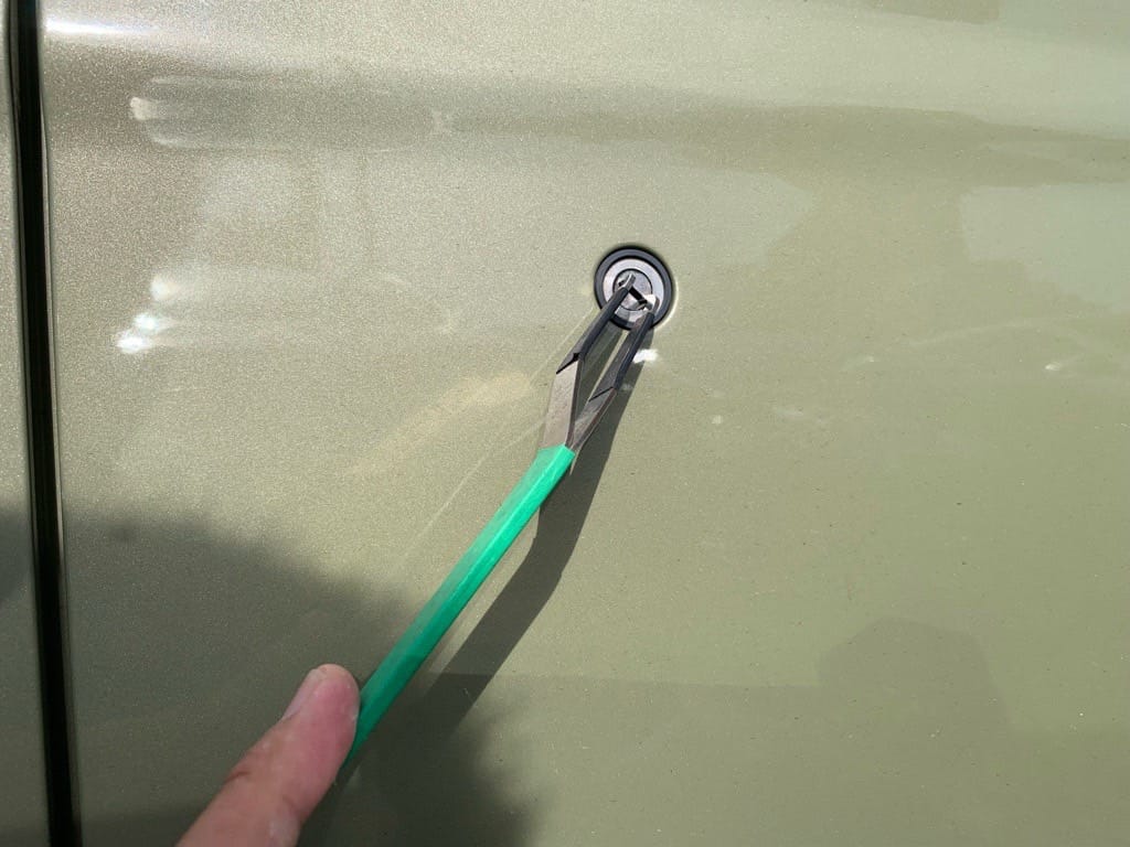 NVANのドアシリンダーをピッキングする様子