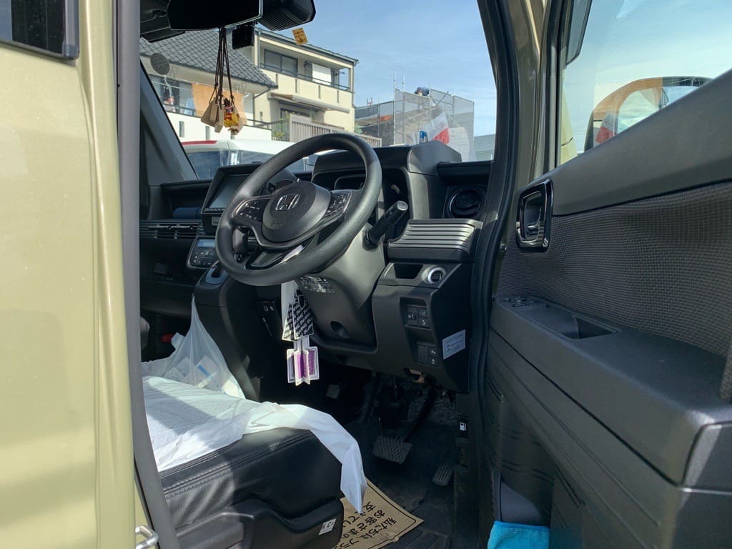 解錠に成功し、開いたVANの運転席ドア