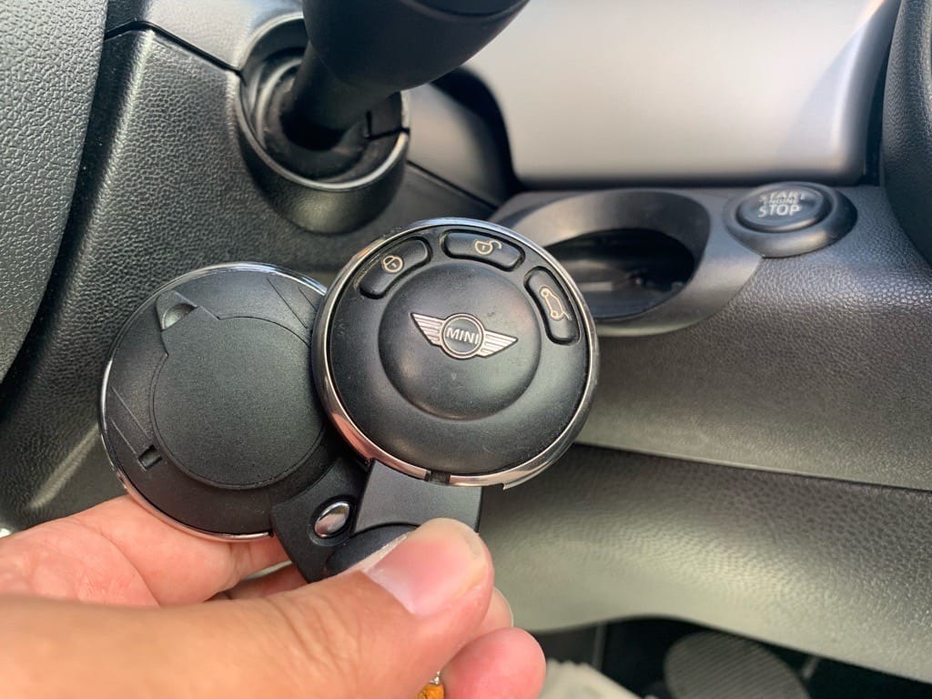 車内で鍵二本を手に持っている