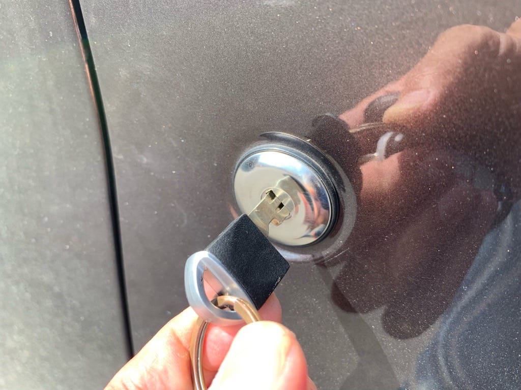 作製したメカニカルキーをekスペースのドアシリンダーにさして動作を堪忍