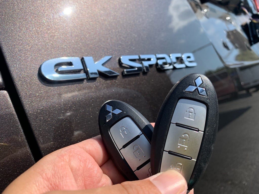 ekスペースの既存キーと新たに作製したスペアキーを手に持っている