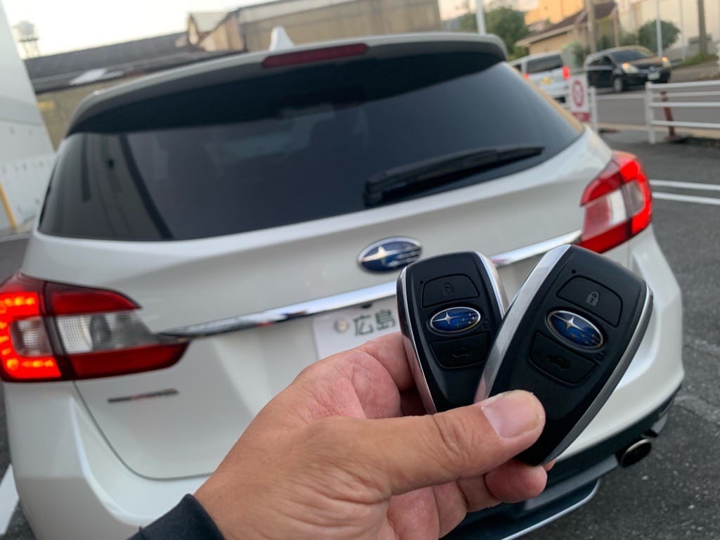 新たに作製したスバルレヴォーグのスマートキー2個を持っている