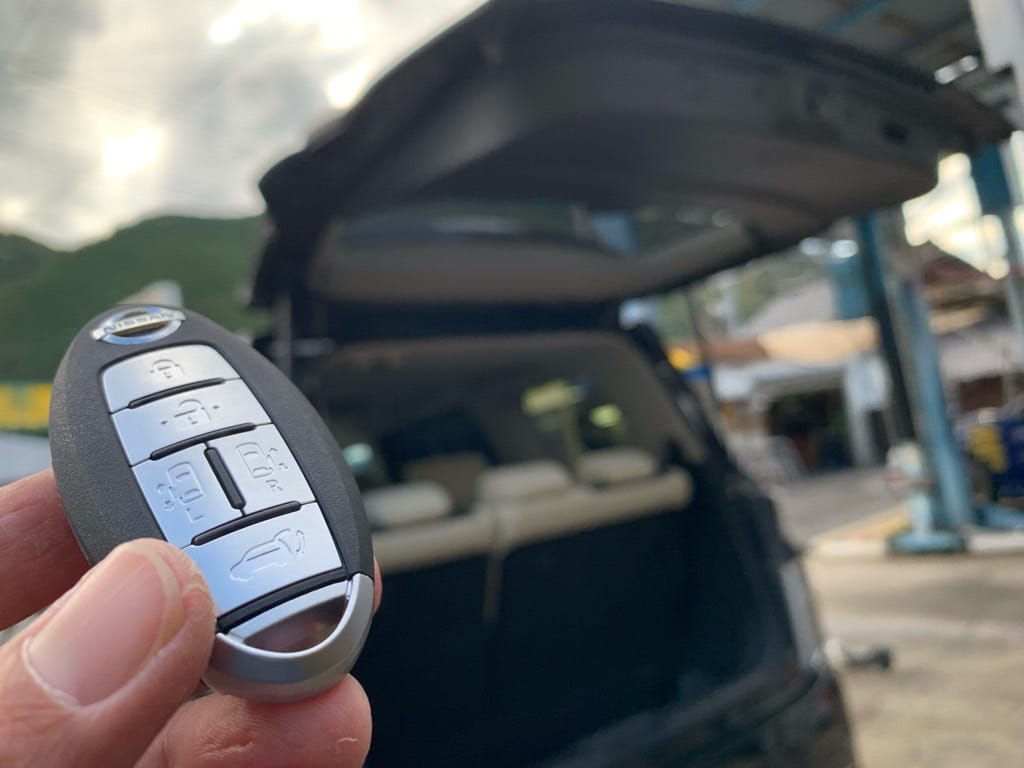 登録が完了した日産エルグランドのスマートキーを手に持っている