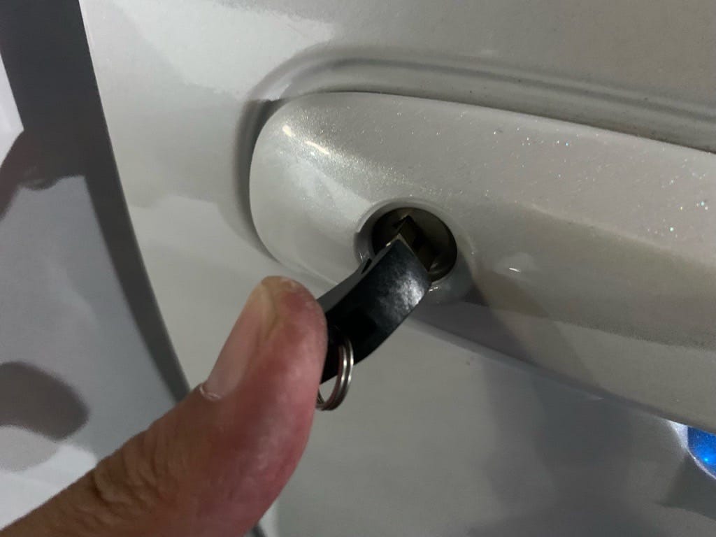 作製したトヨタアクアのメカニカルキーをドアシリンダーに挿している