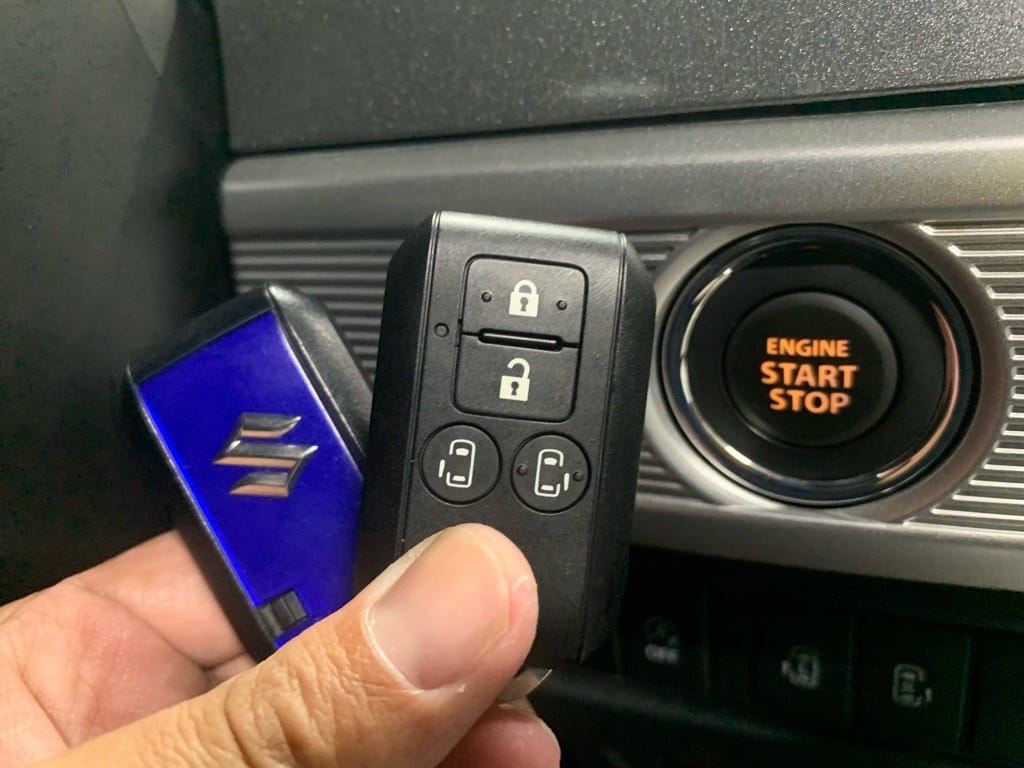 登録が完了したスズキスペーシアギアのスマートキー2個をスタートボタンの前で持っている