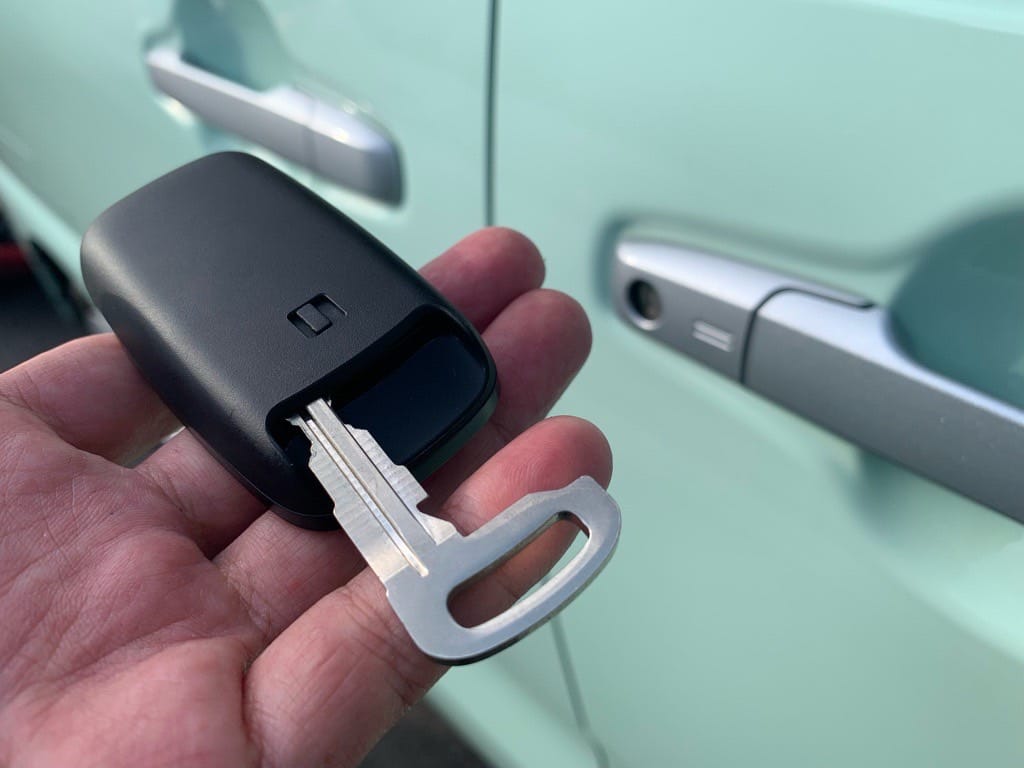 登録が完了したキーフリーリモコンに非常キーを収納