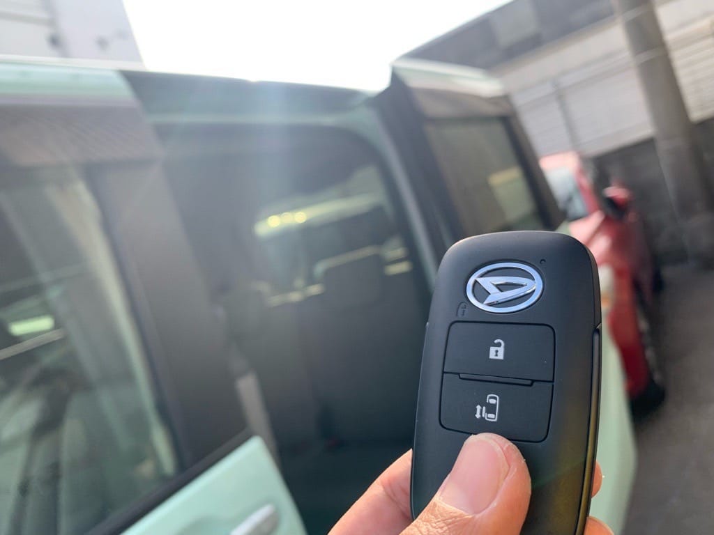 作製したタントのキーフリーリモコンを手に持っている