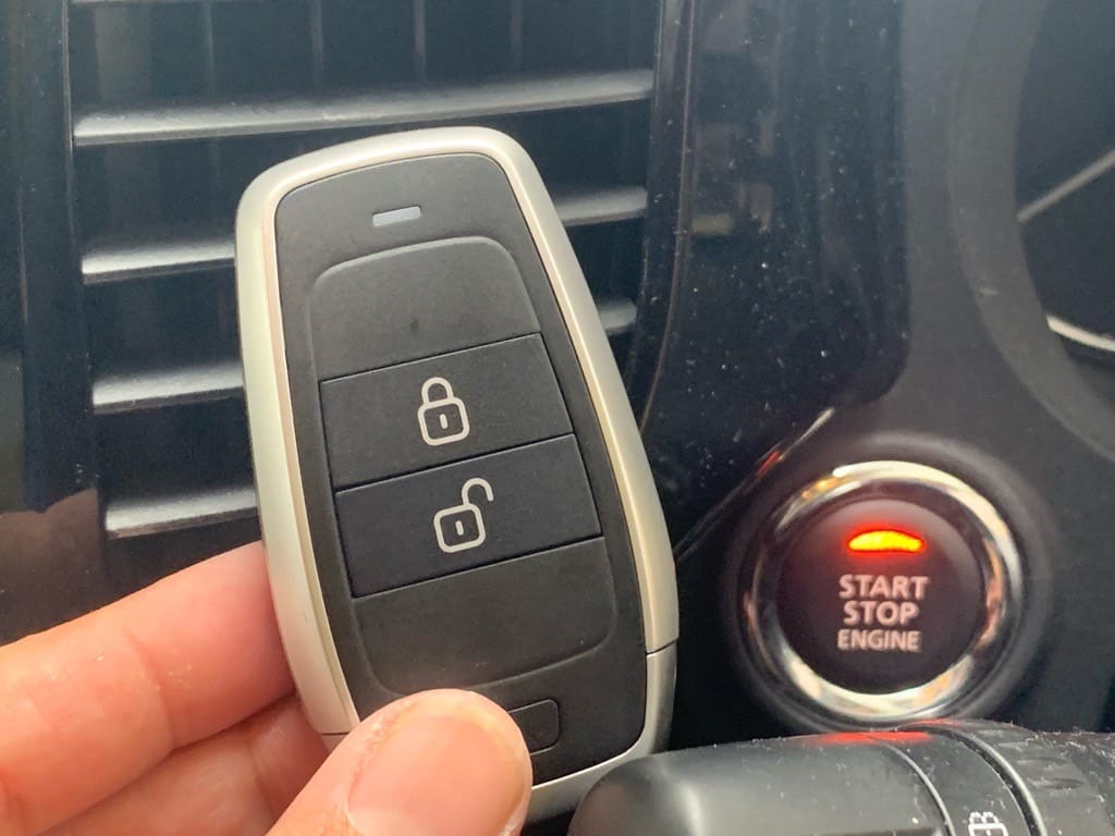 アウトランダーのスマートキーの登録が完了。スマートキーをスタートボタンの前で持っている