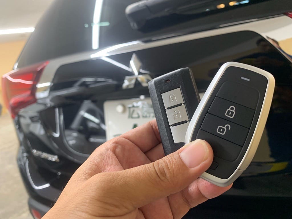 アウトランダーの既存のスマートキーと新たに作製したスペアキーを手に持っている