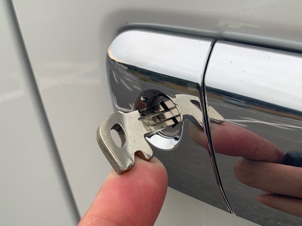 作製したトヨタハイエースのメカニカルキーをドアシリンダーに挿している