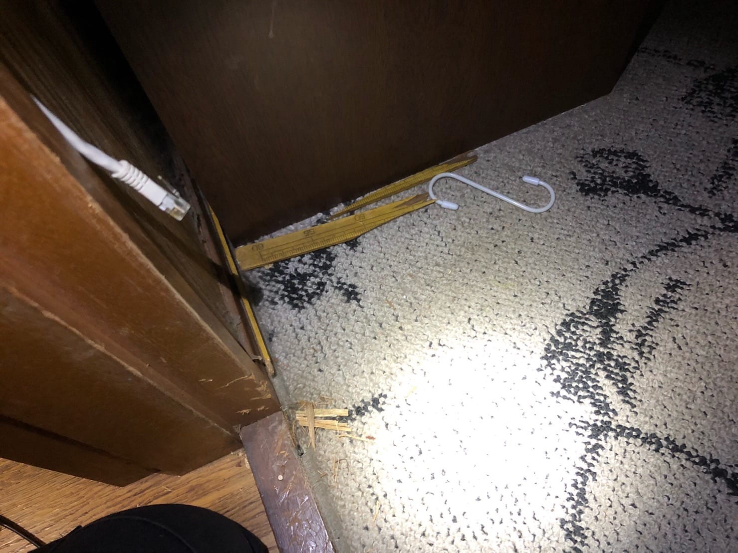 開いた室内ドア、椅子があった場所