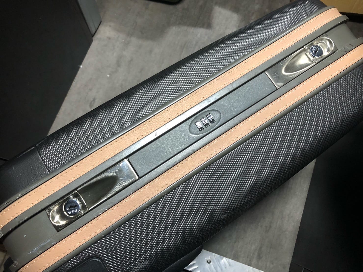 スーツケースには三桁のダイアルが付いている