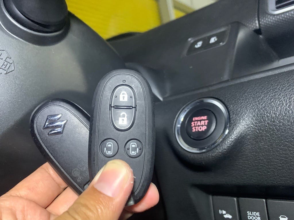 登録が完了したスズキソリオのスマートキーをスタートボタンの前で持っている