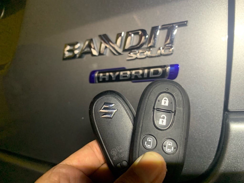 作製したスズキソリオのスマートキー二つを手に持っている