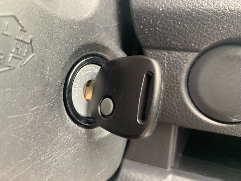 作製したスズキハスラーのリモコンキーをイグニッションシリンダーに挿している