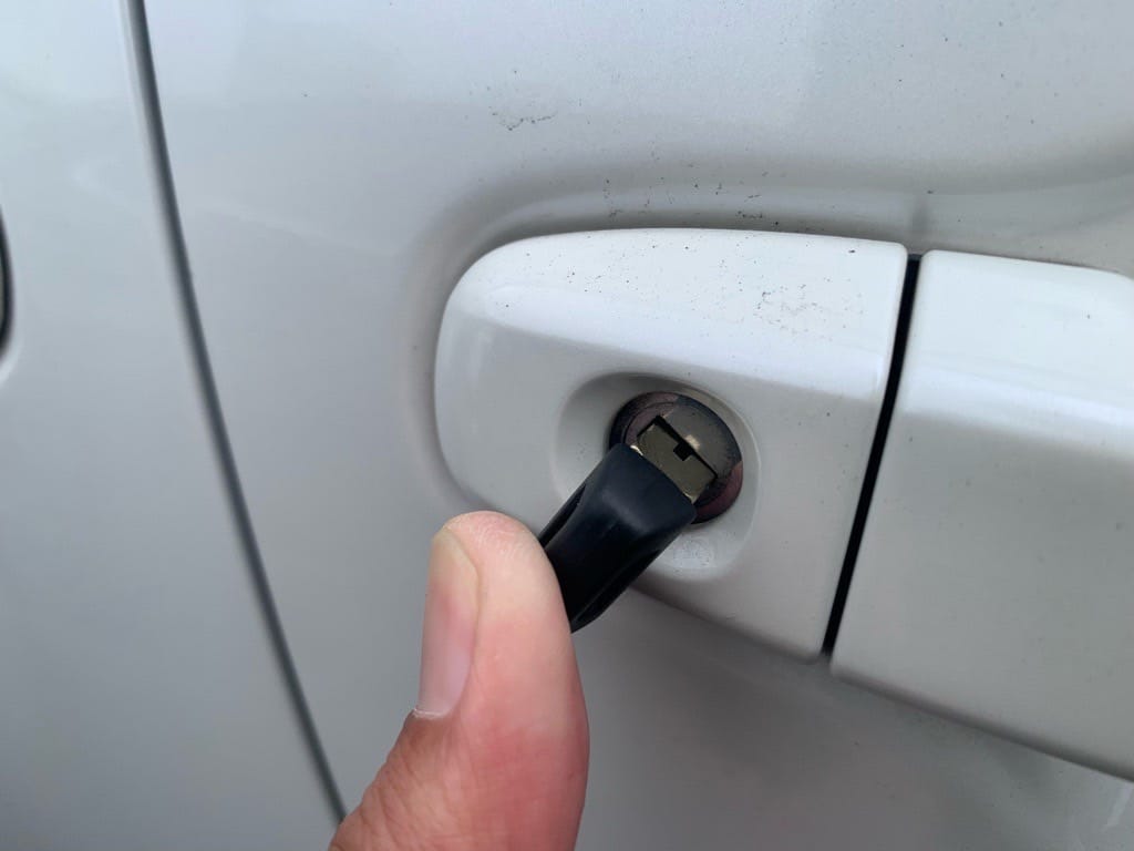 作製したトヨタシエンタのドアキーをドアシリンダーに挿している