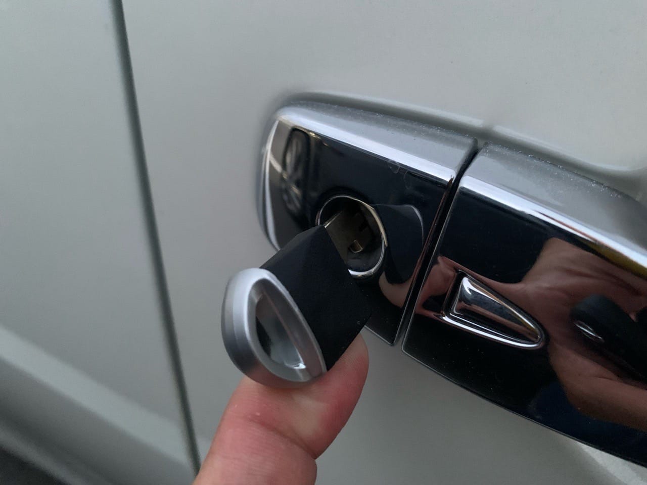 作製したティアナのメカニカルキーをドアシリンダーにさして動作確認