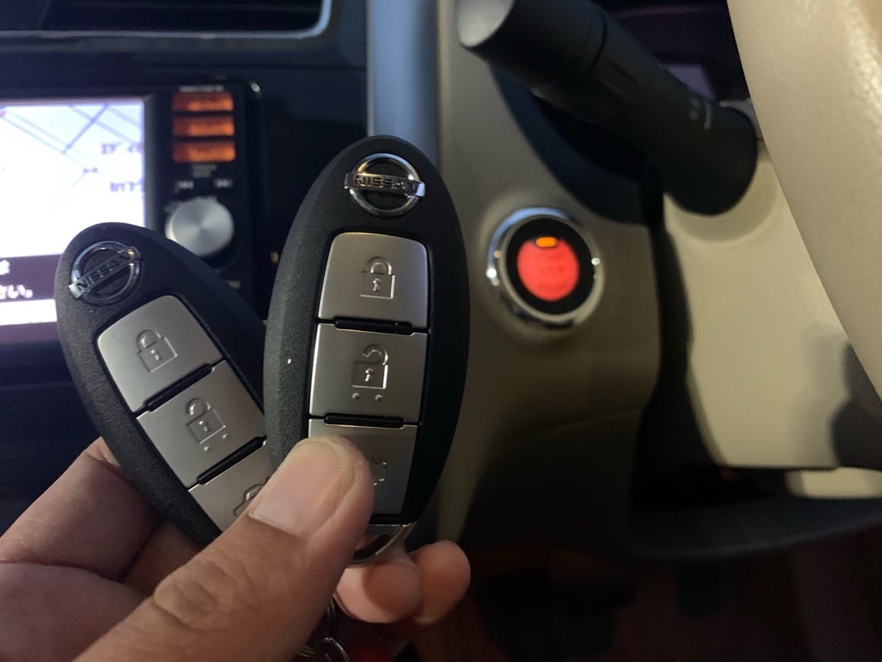 登録が完了したティアナのスマートキー２個を車内で持っている