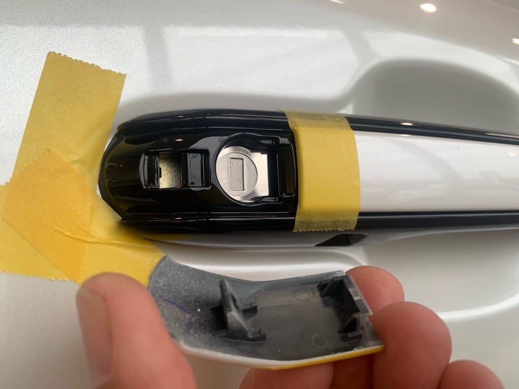 レクサスのドアハンドル部のカバーを外すとシリンダーが現れる。