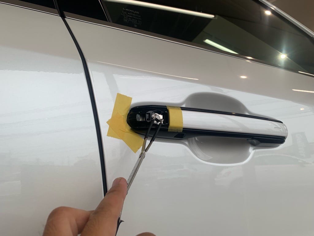 シリンダーをピッキングで解錠する様子