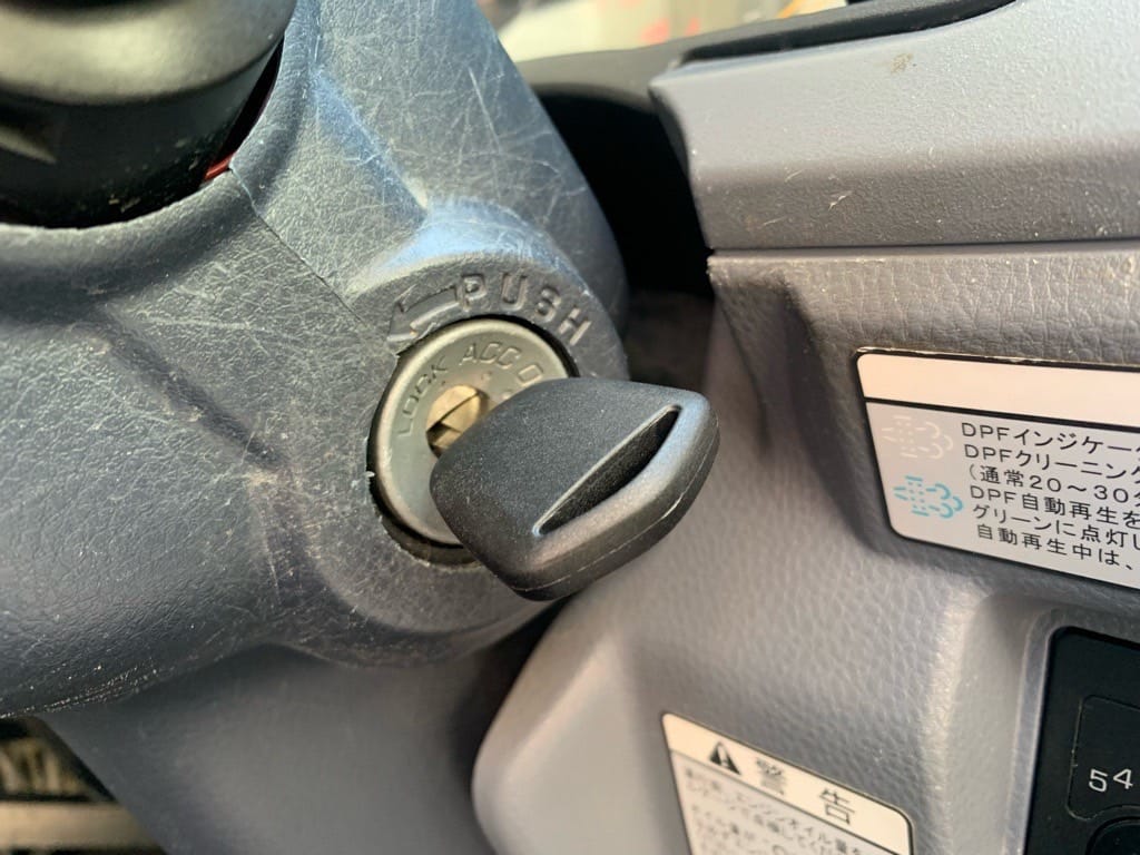 作製したキャンターの鍵をイグニッションシリンダーに挿している