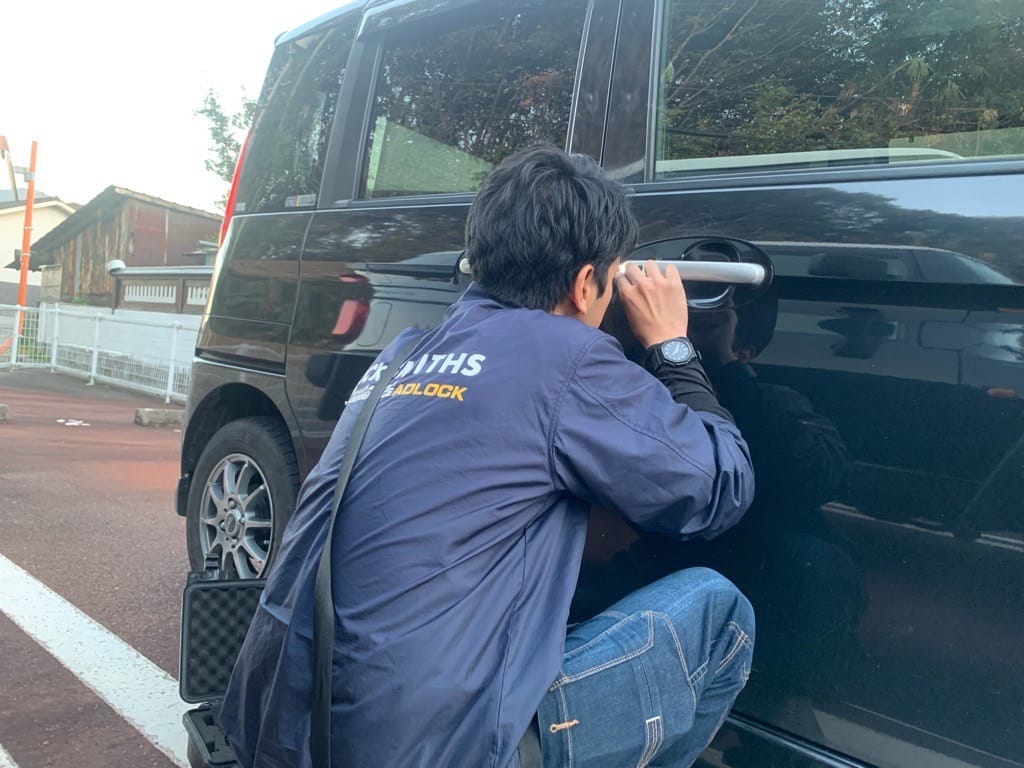 作業員がフレアワゴンのドアシリンダーをピッキングする様子