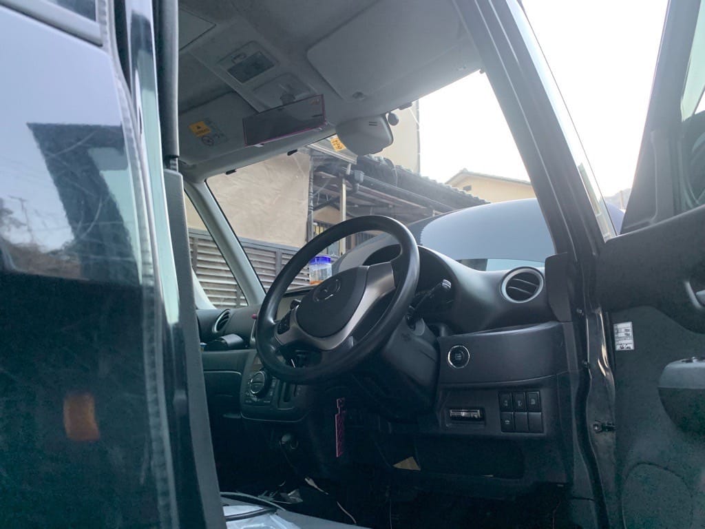 開いた運転席ドア